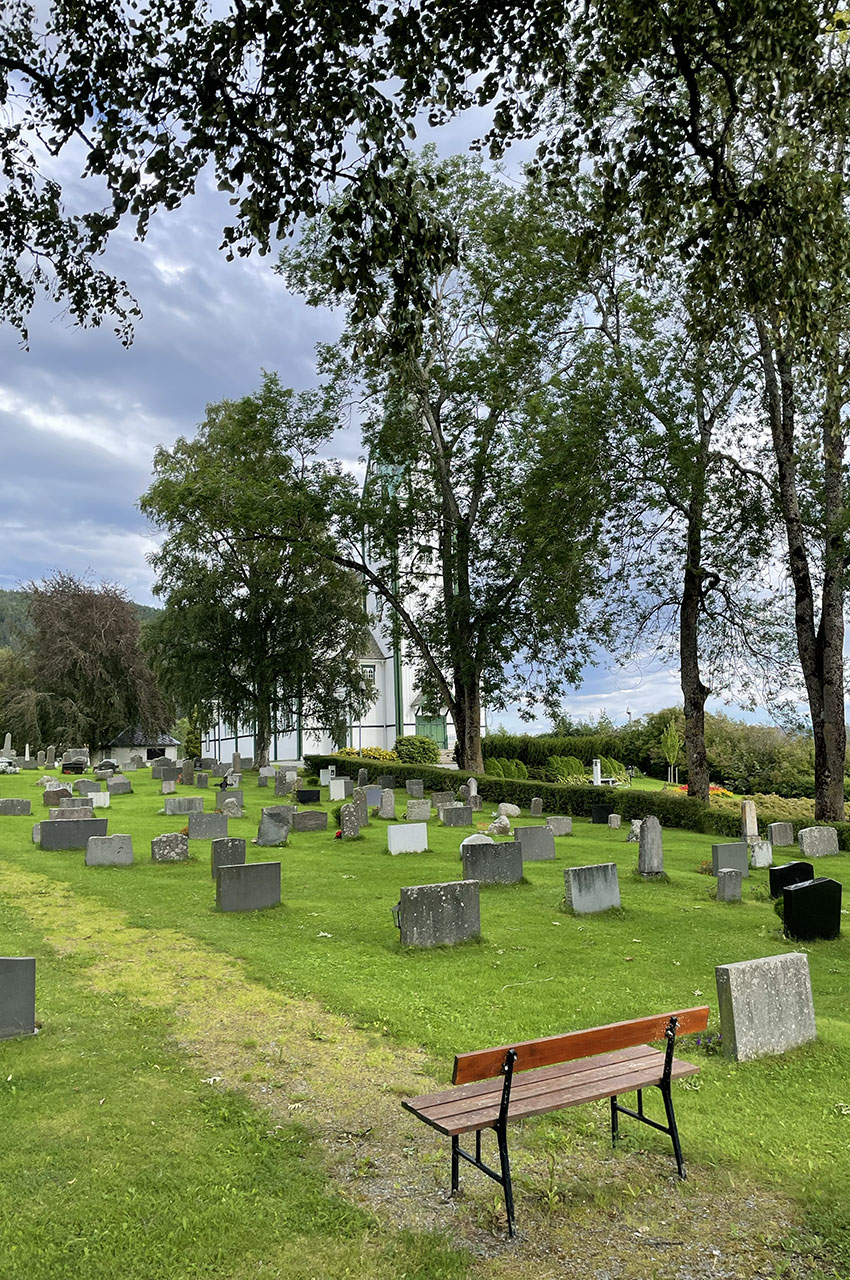 Le cimetière de l'église et un banc pour se reposer