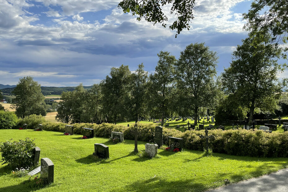 Le cimetière de l'église de Skatval et la nature environnante