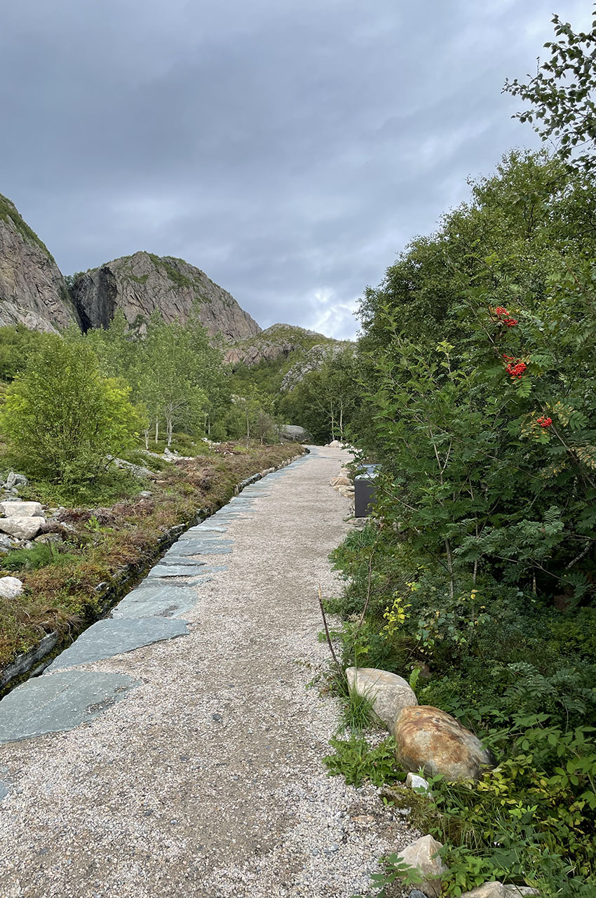 Au départ de la randonnée, un sentier bien aménagé