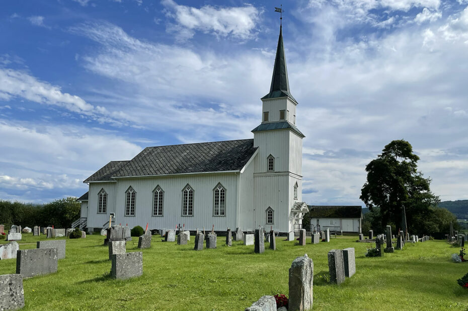 L'église blanche en bois de Kvam a été construite en 1878