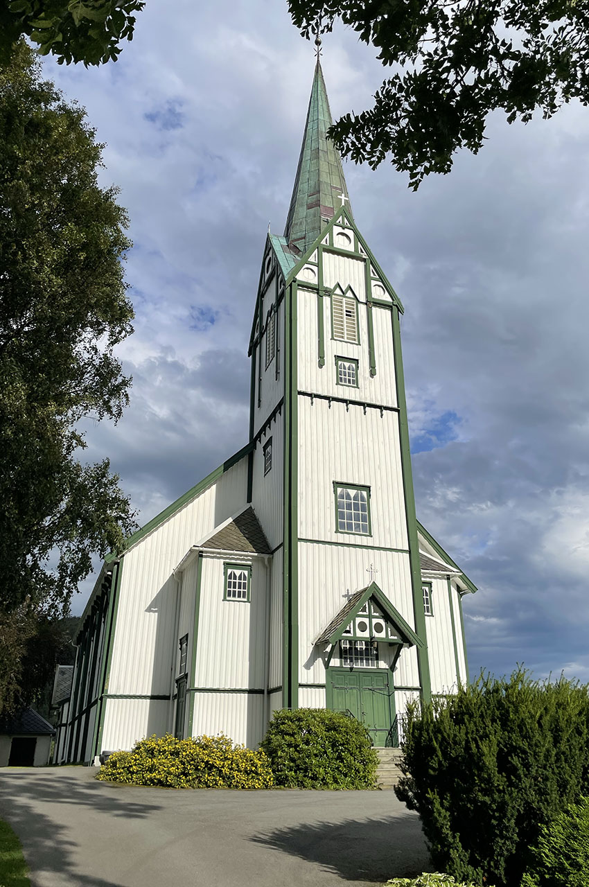 L'église blanche en bois de Skatval a été construite en 1901