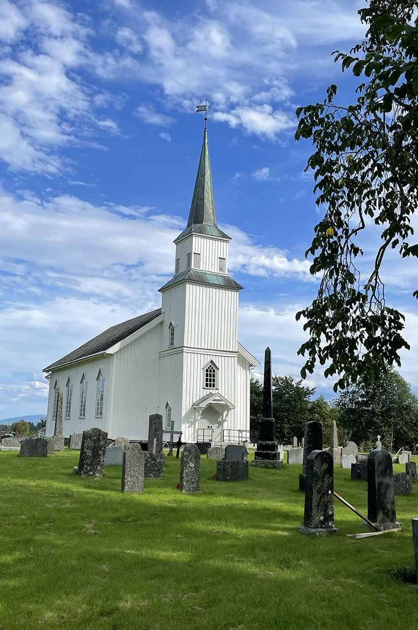 L'église de Kvam à Steinkjer et son cimetière