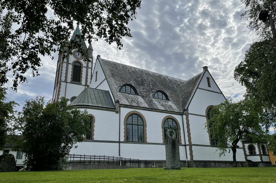 L'église de Levanger au cœur de la verdure