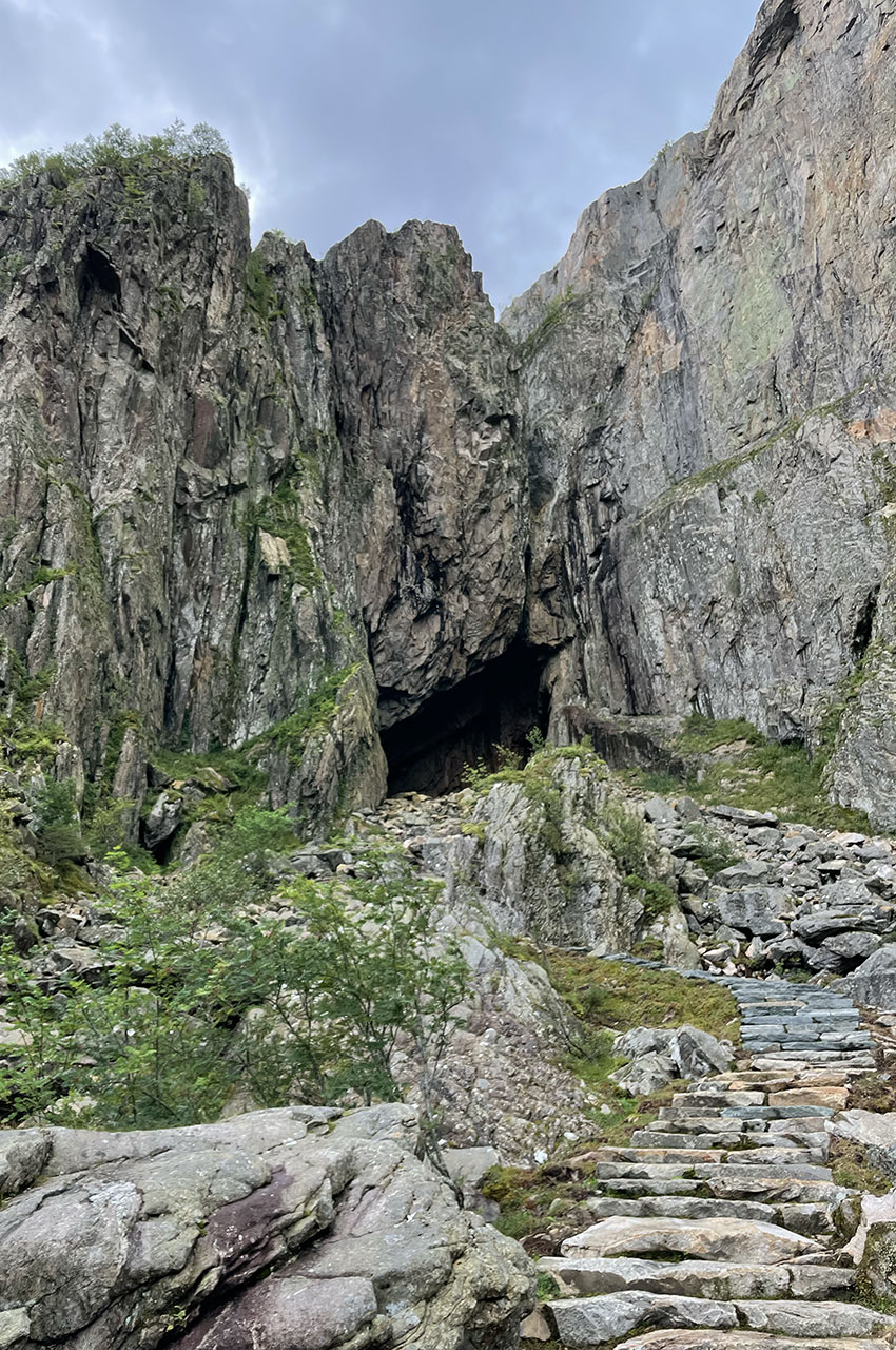 Un escalier de pierre pour monter à Torghatten