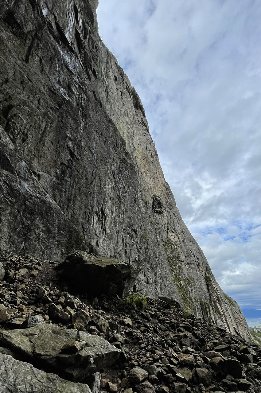 Les falaises impressionnantes de la montagne Torghatten