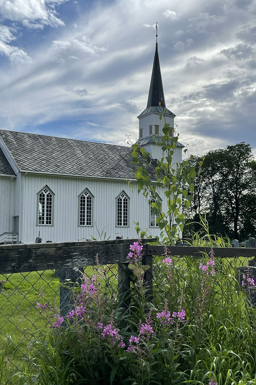 Fleurs devant la magnifique église blanche de Kvam