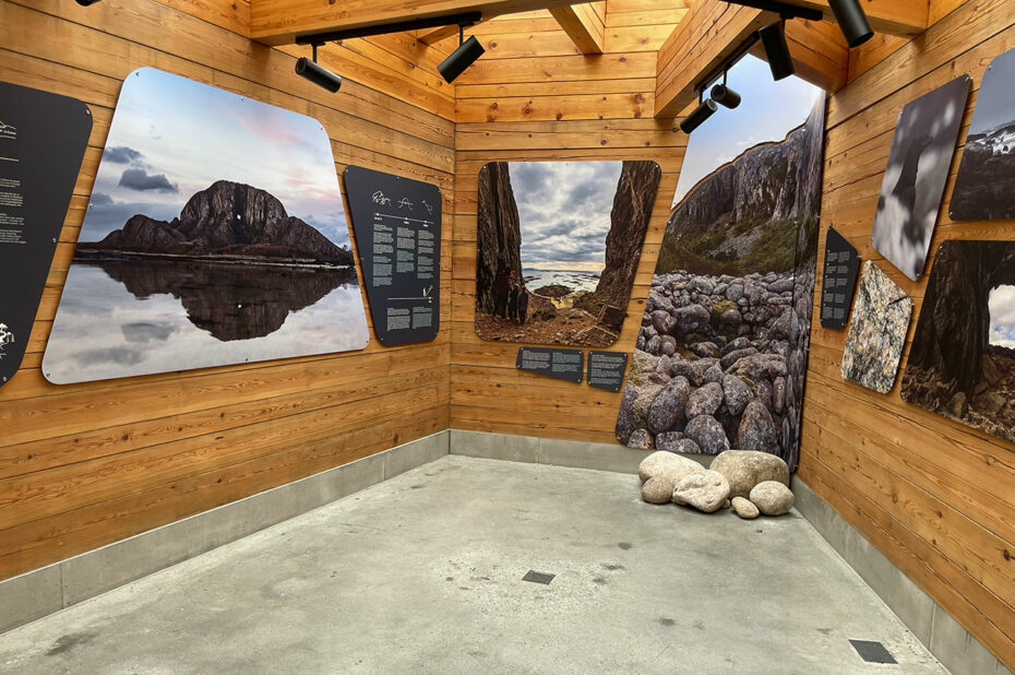 Petite hutte donnant des informations touristiques au départ de la randonnée