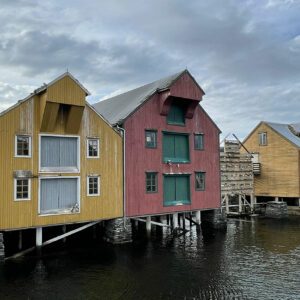 Maisons en bois colorées dans le port