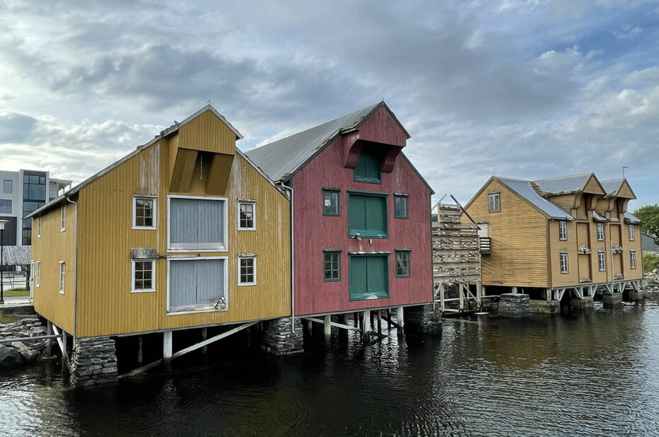 Maisons en bois colorées dans le port