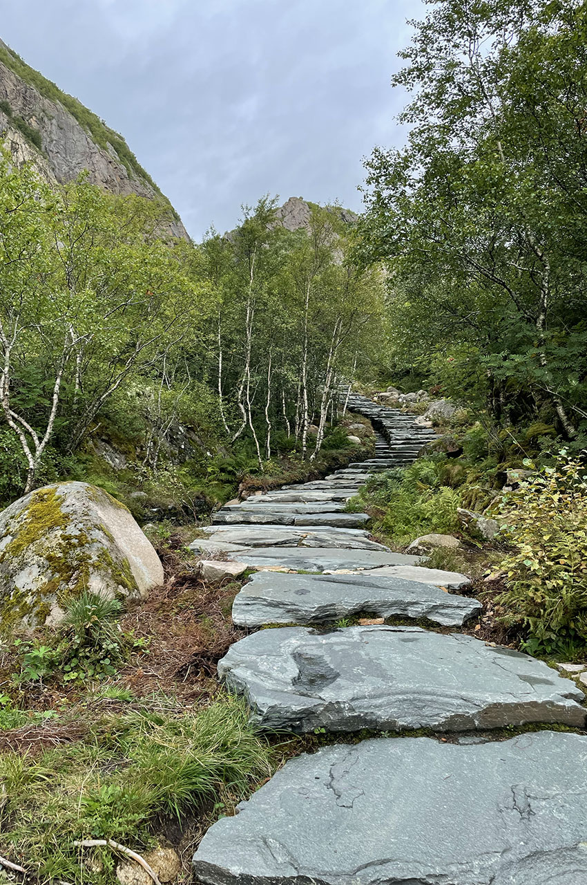 Des marches en pierre pour gravir la montagne Torghatten