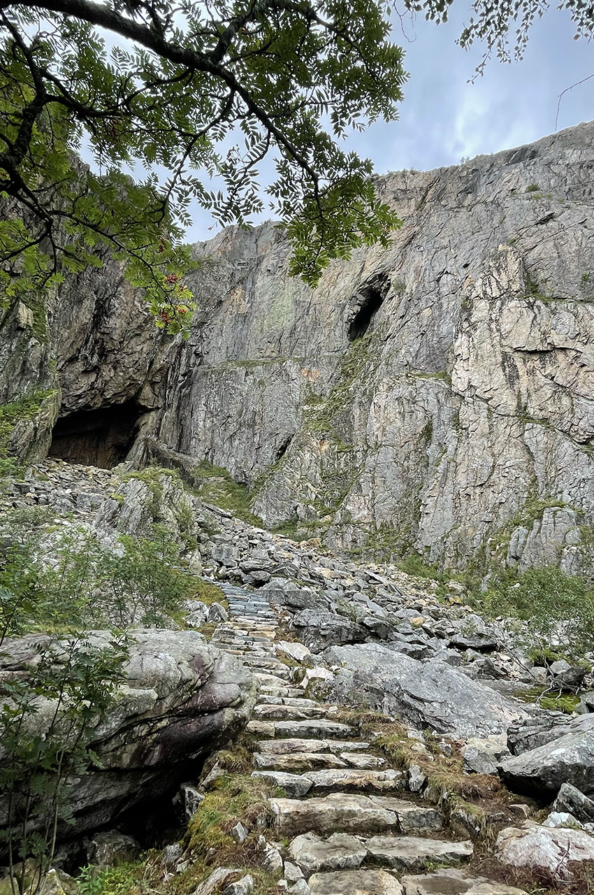 Montée jusqu'à la formation géologique de Torghatten