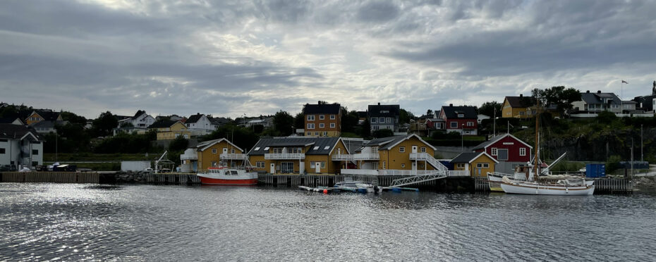 Panorama sur la ville côtière de Rørvik