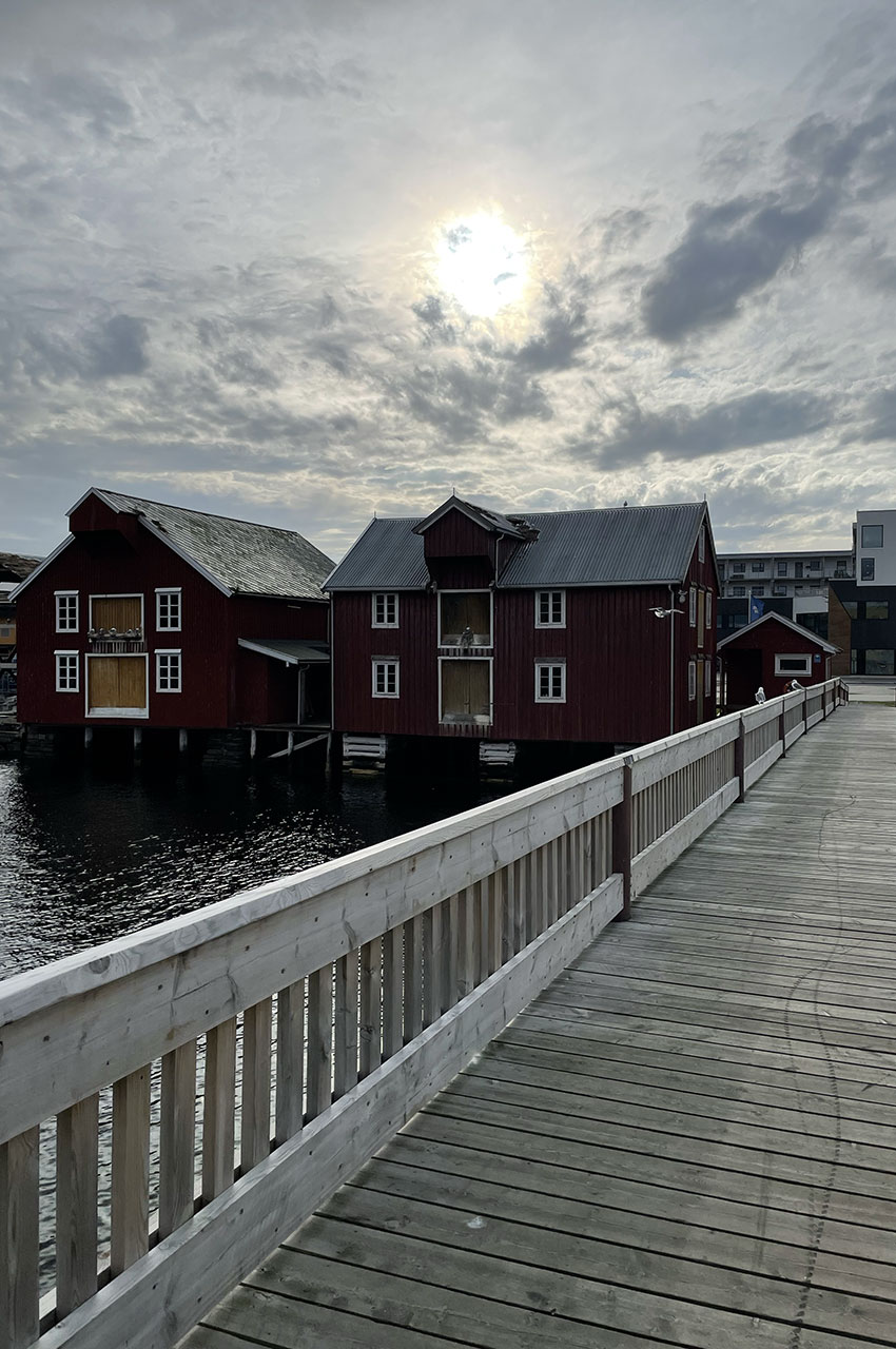 Passerelle en bois dans le port de Rørvik