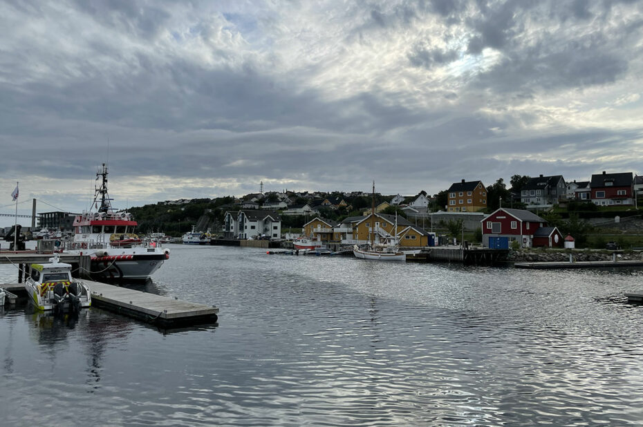 Le petit port de Rørvik sous les nuages