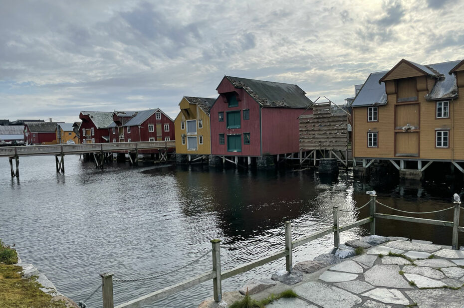 Petites maisons colorées en bois, sur pilotis