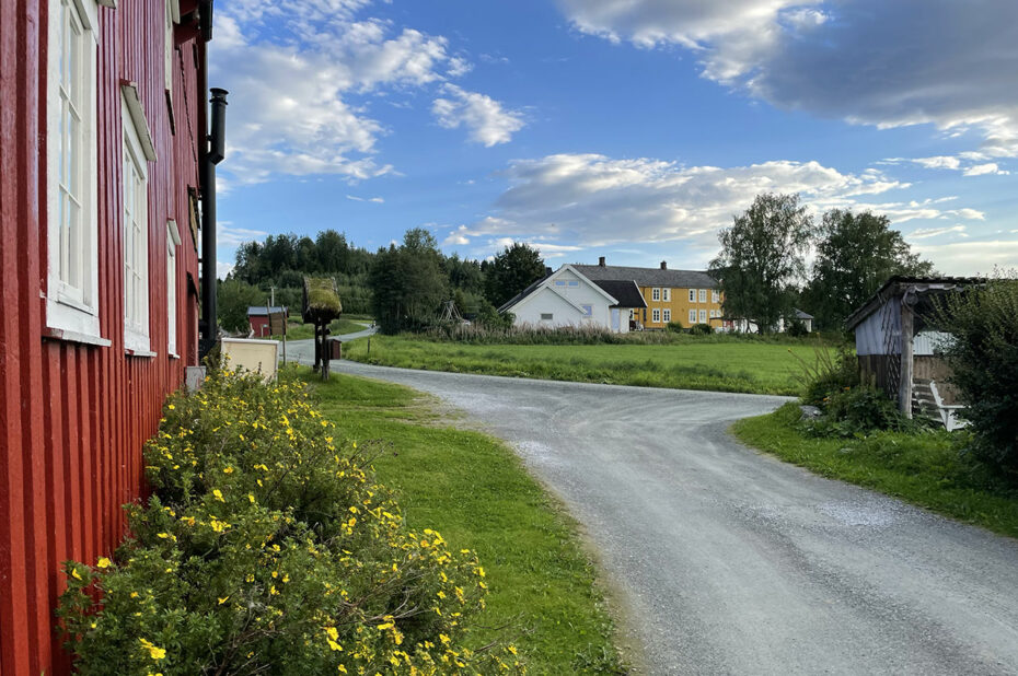 Le calme de la route derrière la Munkeby Herberge