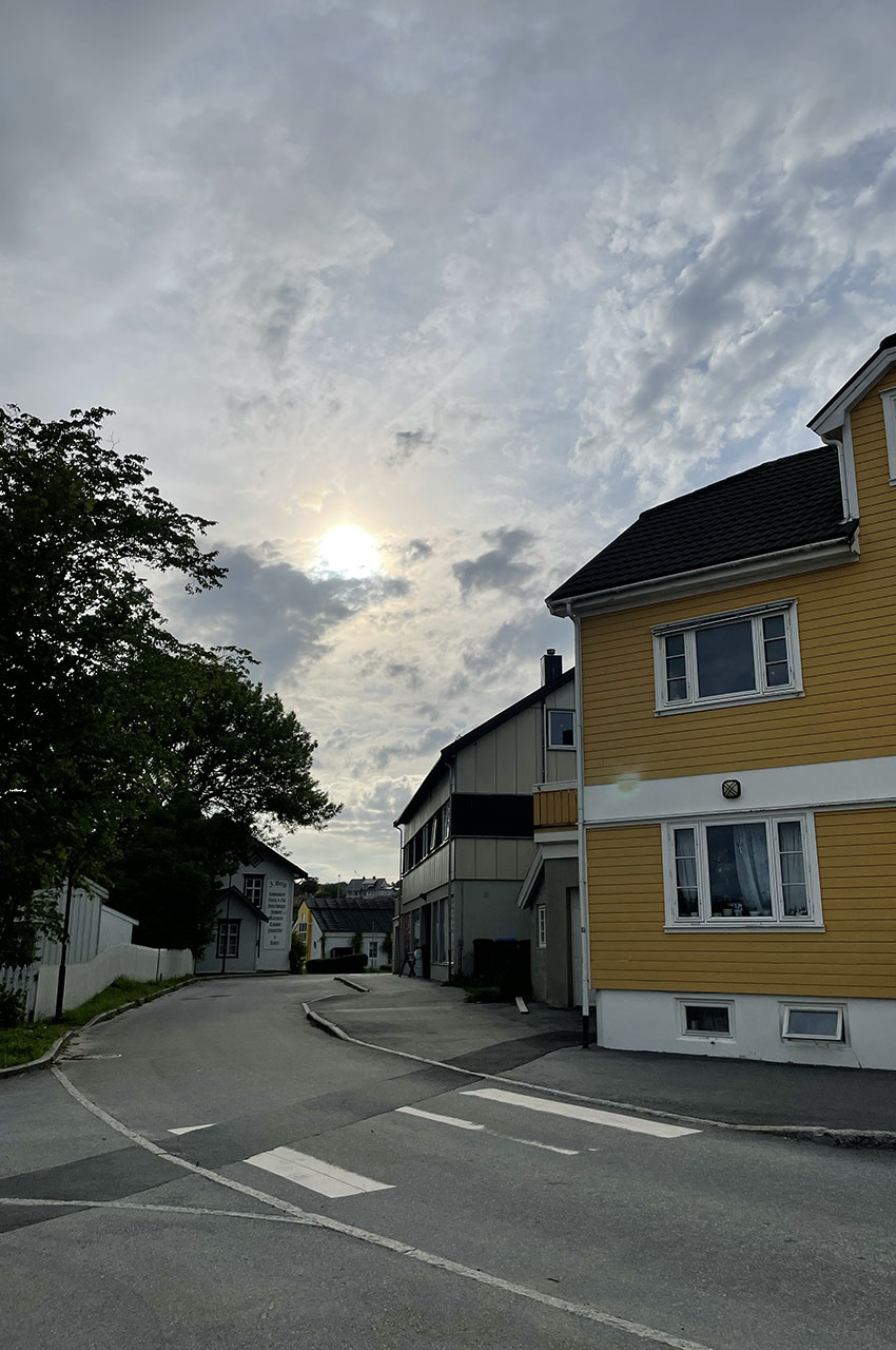 Dans les rues de Rørvik, sous un soleil voilé