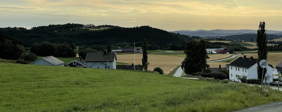 Le soir sur les hauteurs de Levanger en Norvège