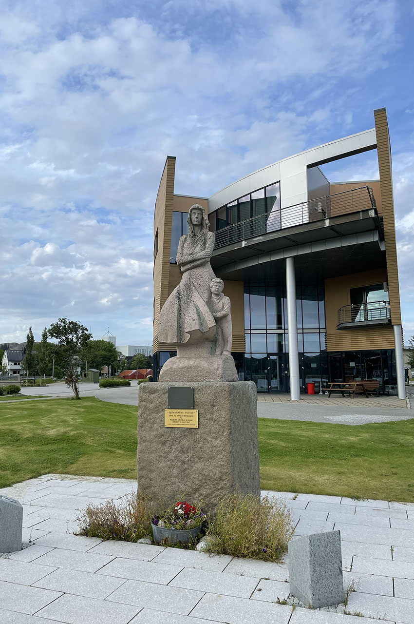 Statue La femme du marin, érigée en 1997