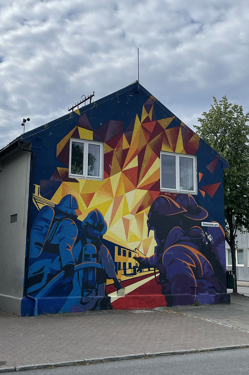 Street art montrant des pompiers éteignant un incendie