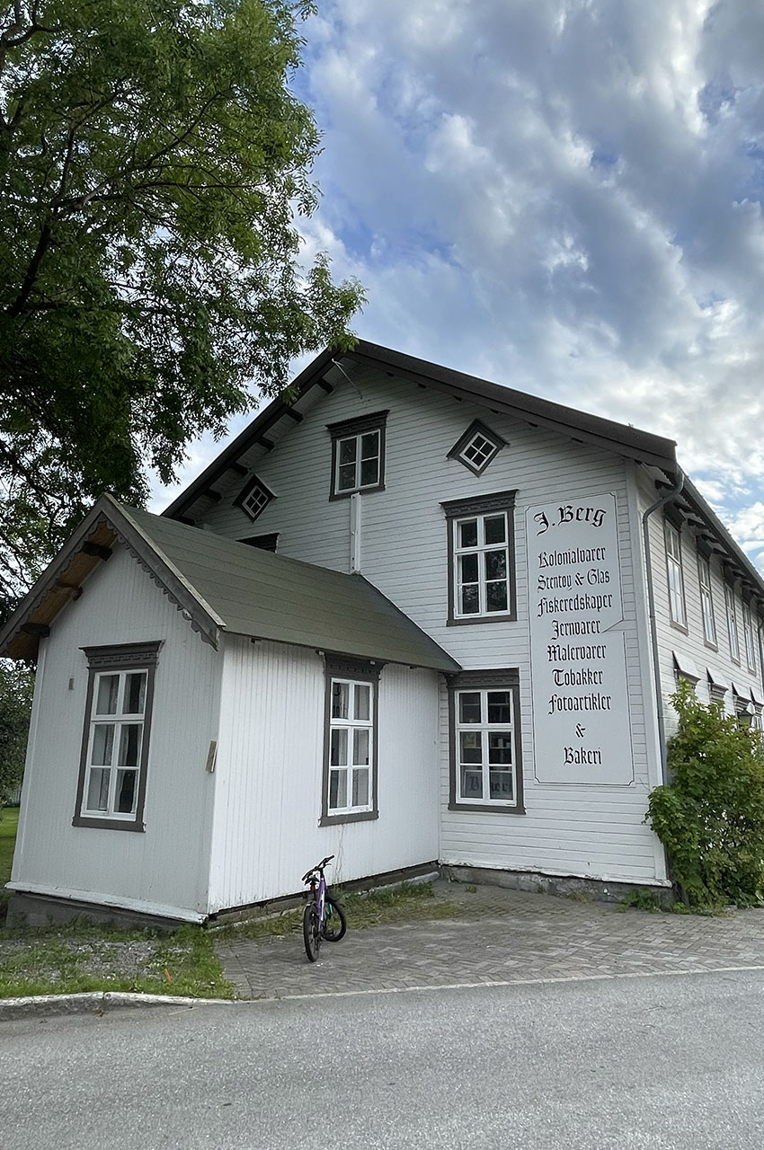 Vélo devant l'ancienne maison de la famille Berg