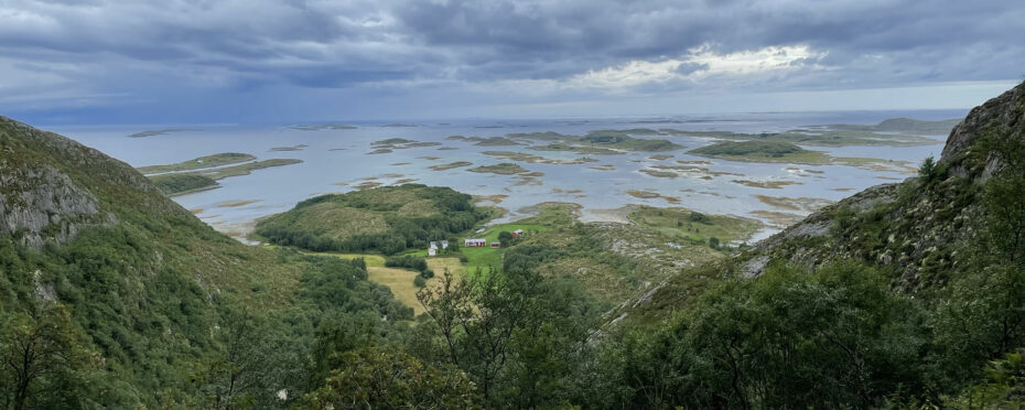 Vue tout en haut de la montagne Torghatten