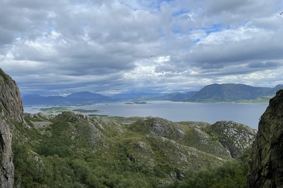 Vue sur la mer de Norvège sous un ciel nuageux