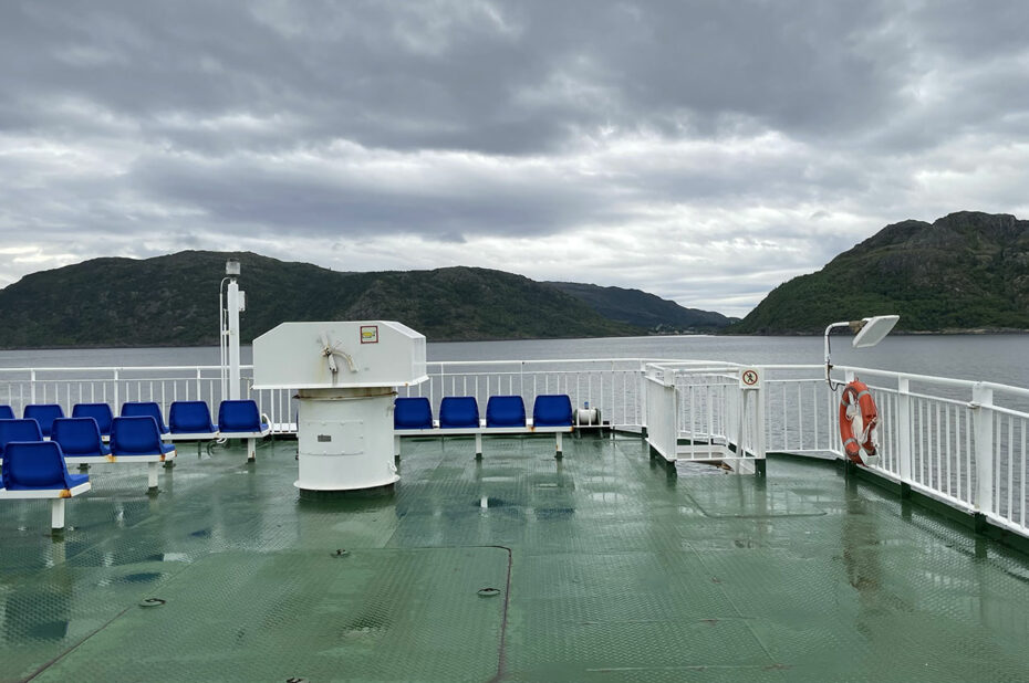 À l'arrière du ferry sous un ciel couvert