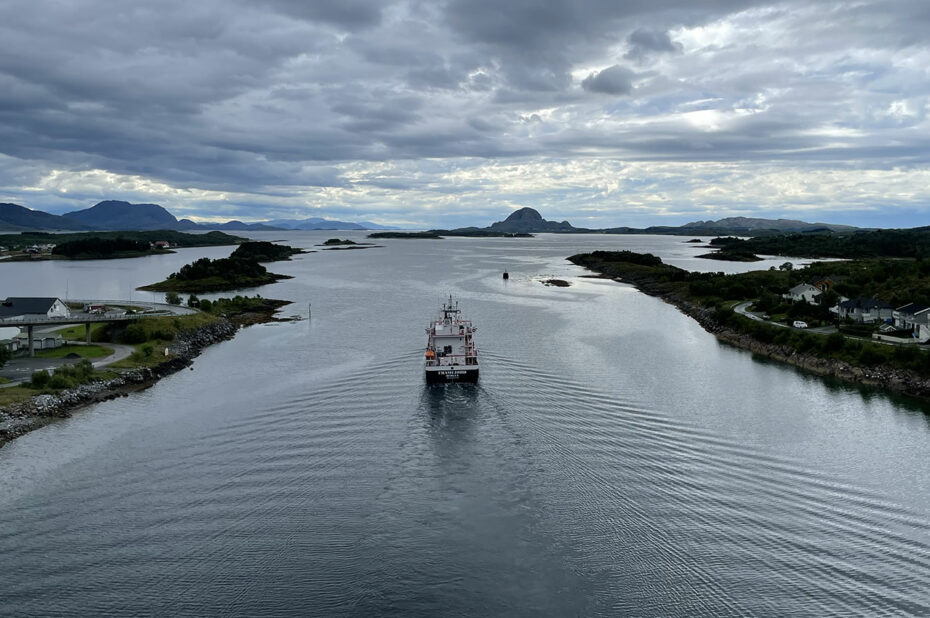 Bateau qui s'éloigne en direction de la mer