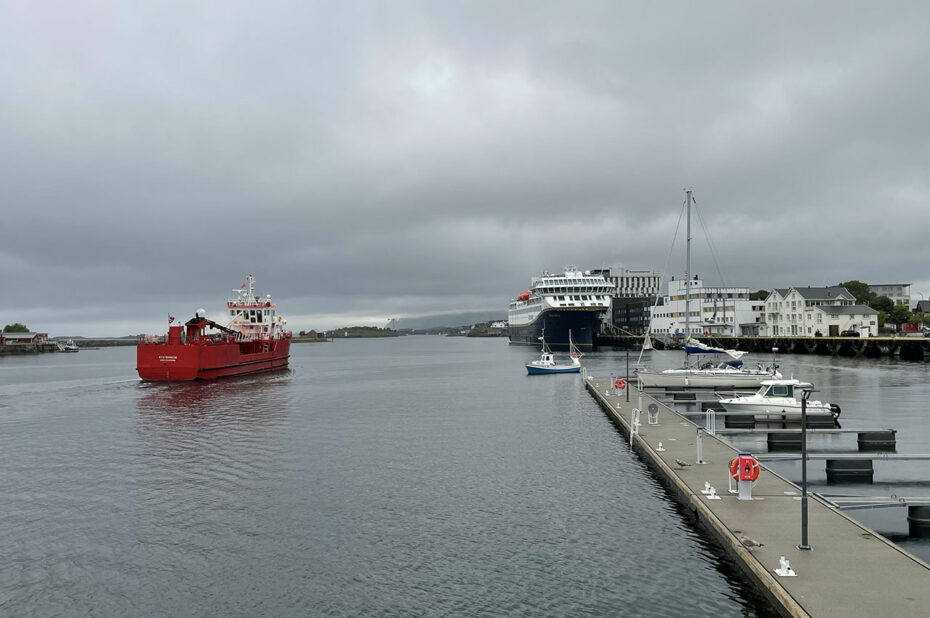 Un bateau rouge quitte le port de Brønnøysund