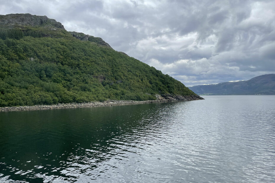 La côte est très sauvage et relativement montagneuse