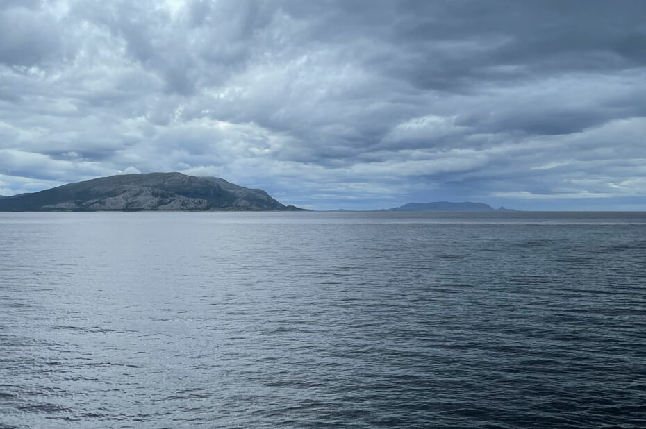 Les eaux tranquilles du fjord lors de la traversée en ferry