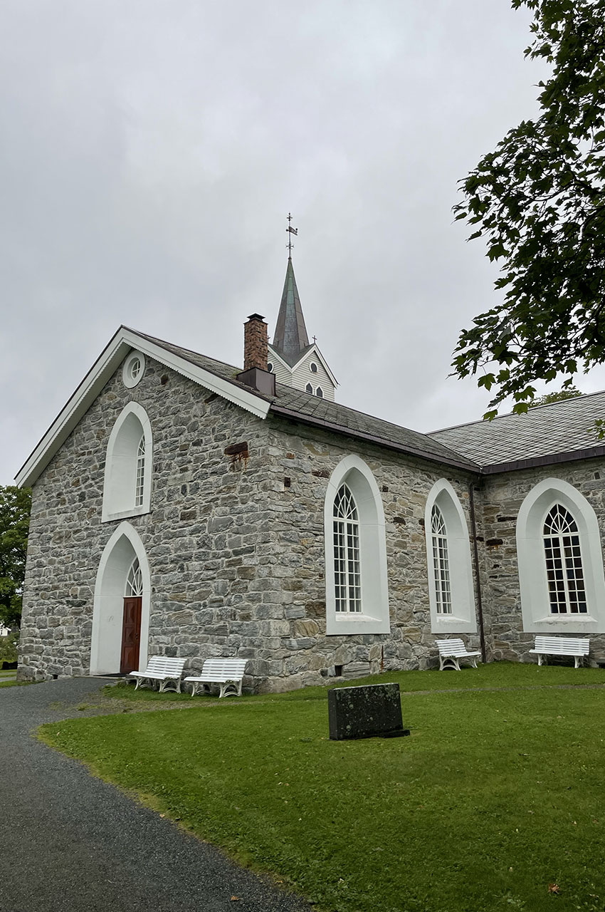 L'église de Brønnøy, en pierre naturelle, construite en 1870