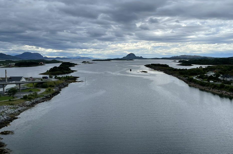 Le fjord de Brønnøysund depuis le pont, sous un ciel menaçant