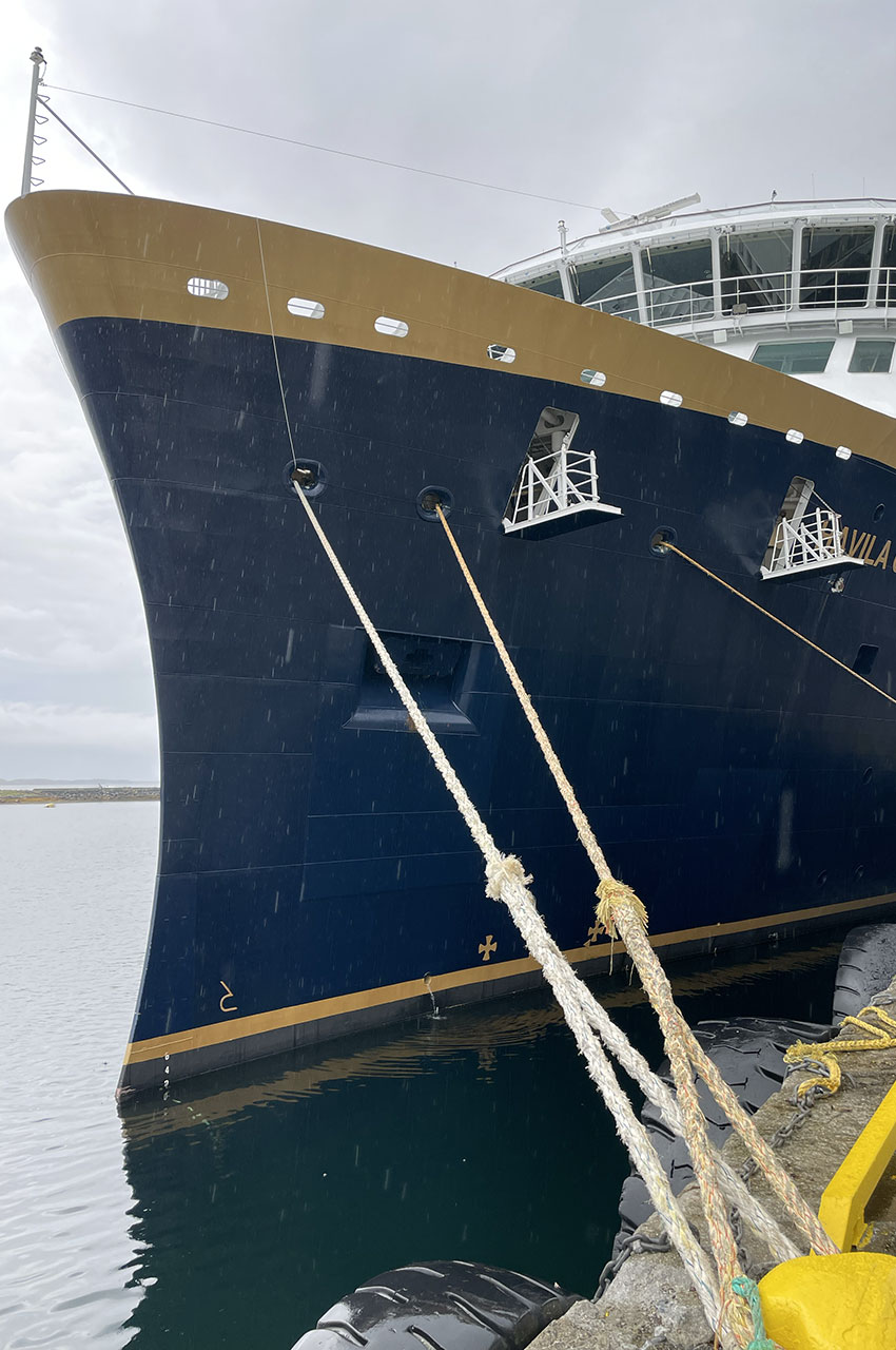 Le MS Havila Capella amarré au port de Brønnøysund sous la pluie