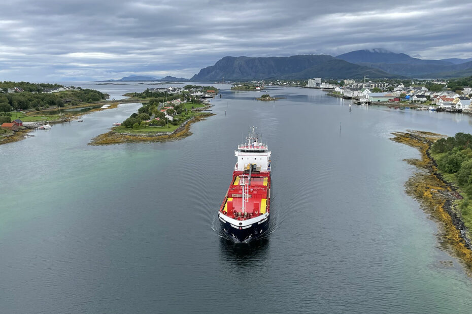 Un paquebot s'apprête à passer sous le pont de Brønnøysund