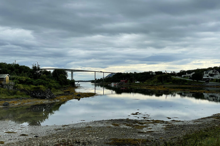 Le pont de Brønnøysund relie l'île de Torget au continent