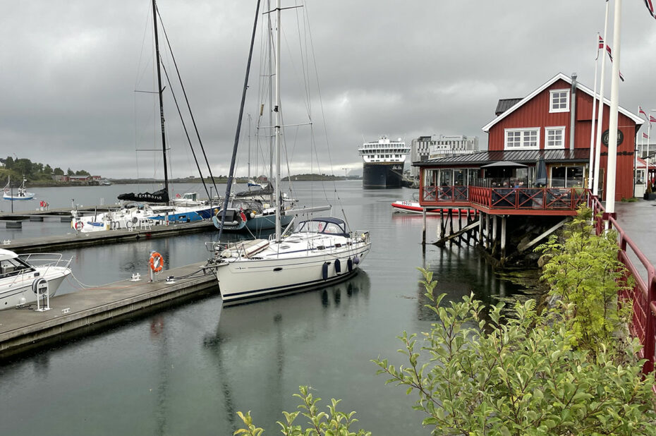 Promenade sous la pluie dans le port de Brønnøysund