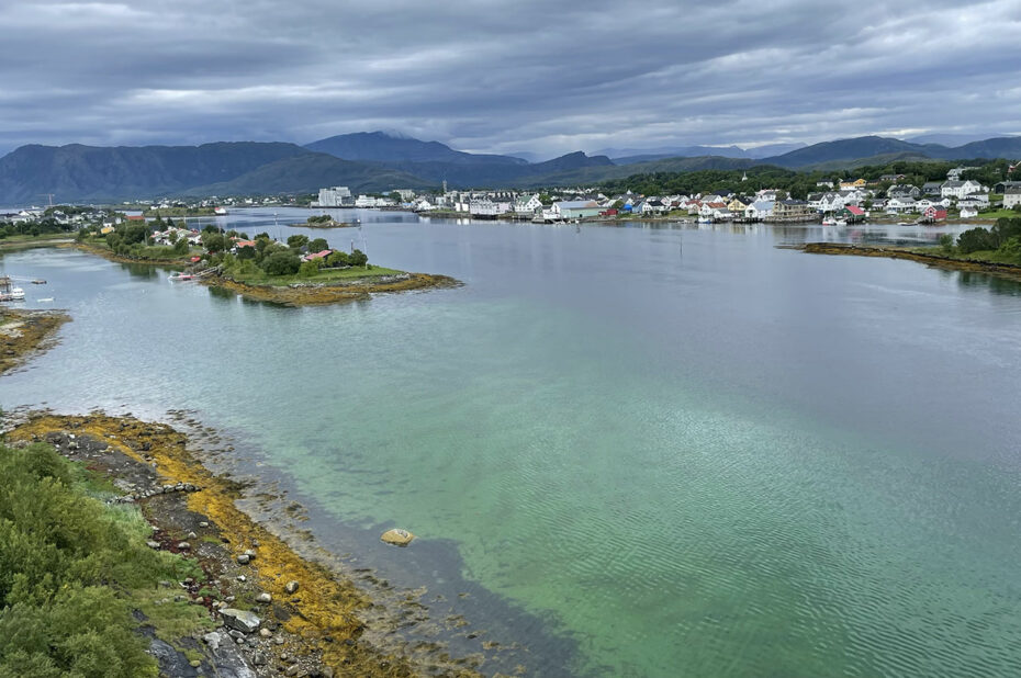 La pureté des eaux du fjord leur donne une teinte turquoise