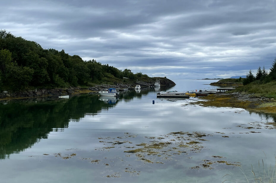 Quelques bateaux sur le fjord à Hestøya