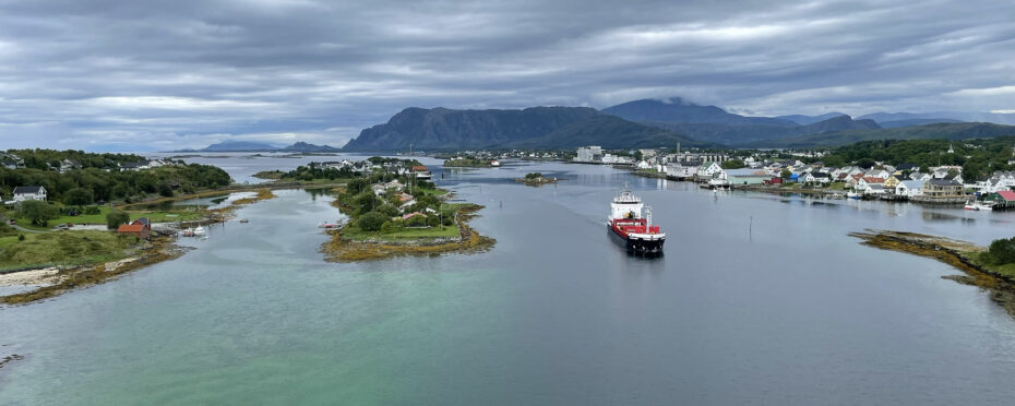 La ville de Brønnøysund et son fjord sous un ciel nuageux