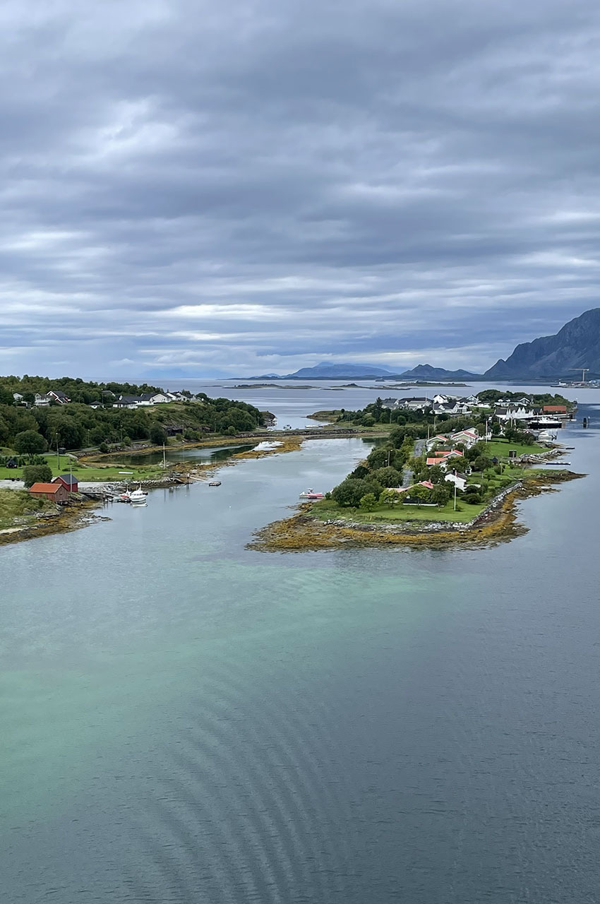 Vue incroyable depuis le pont de Brønnøysund