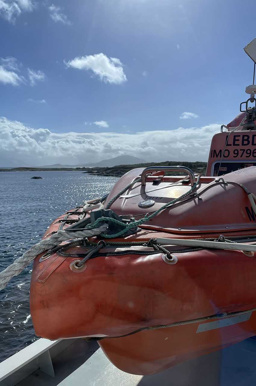 Bateau de sauvetage rouge sur le ferry