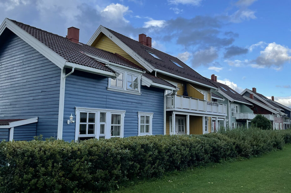 Les belles maisons en bois colorées de Moholmen