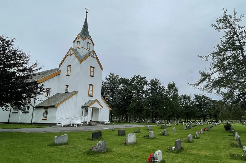 Le cimetière devant l'église de Sømna