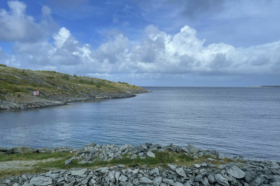 La côte de Brønnøysund depuis le ferry en route vers Vega