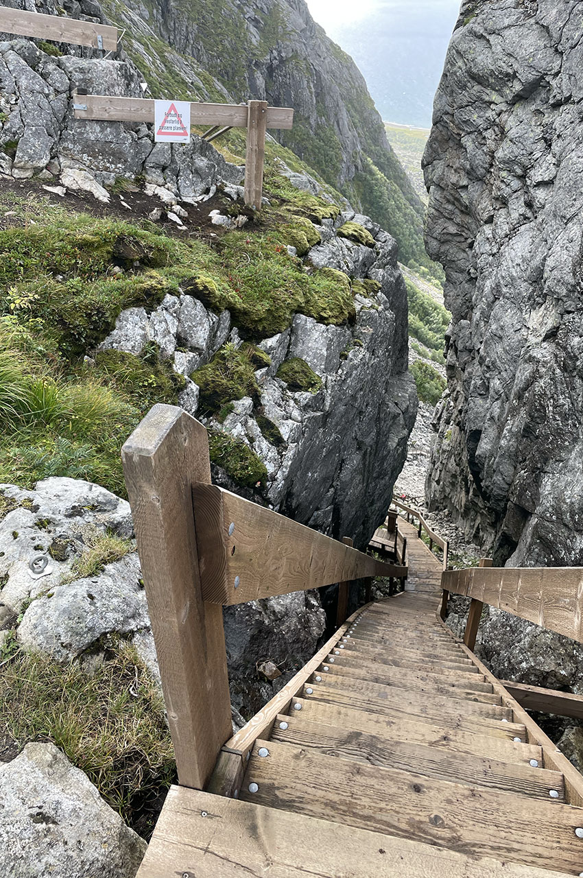 L'escalier passe dans une brèche entre deux parois rocheuses