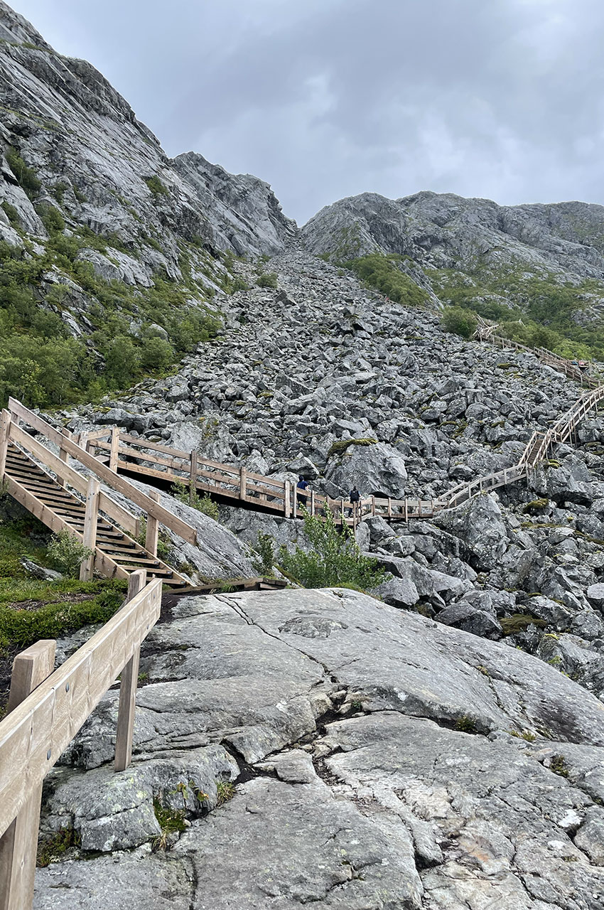 L'escalier permet de grimper facilement à flanc de montagne