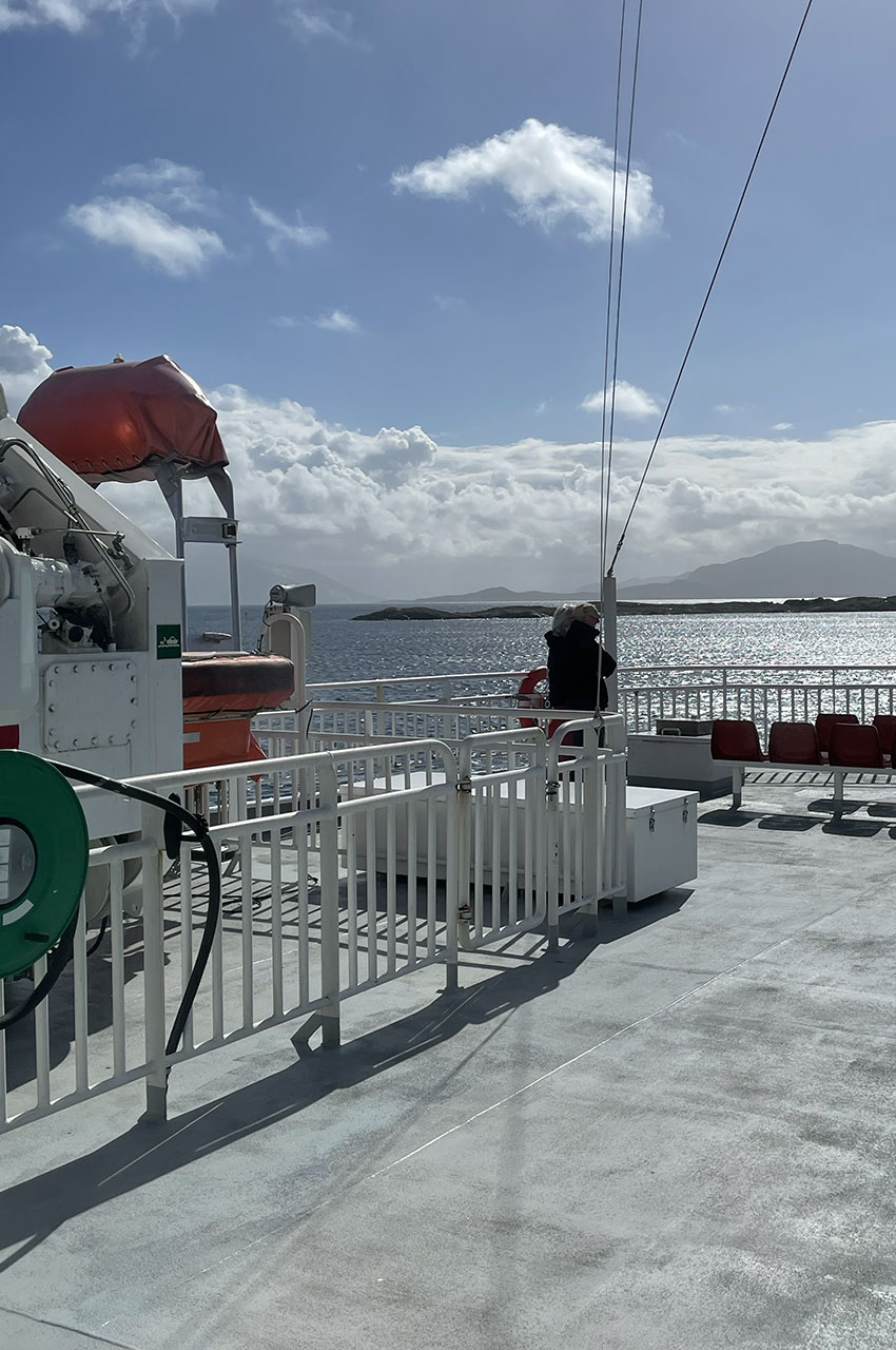 Le ferry navigue vers l'archipel de Vega sous le soleil