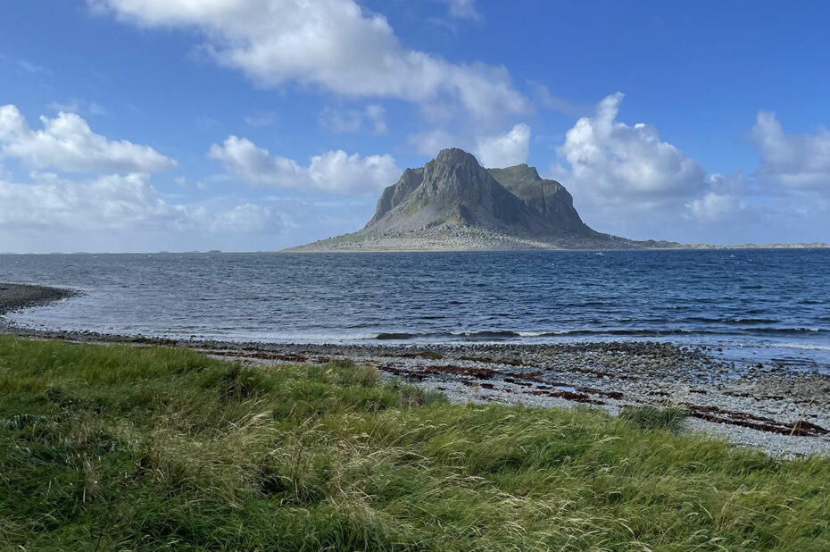 L'île de Søla, dont la montagne occupe presque toute la superficie